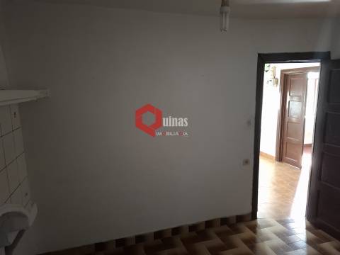 Edificio T3 com terreno e anexo para remodelar.