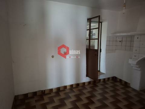 Edificio T3 com terreno e anexo para remodelar.