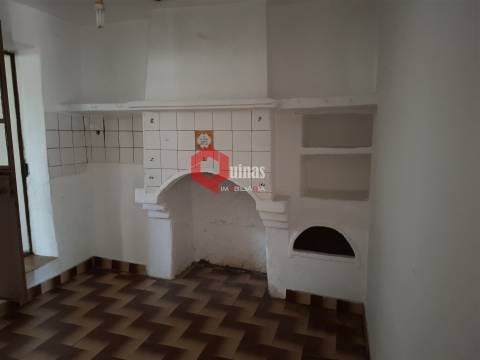 Edificio T3 com terreno e anexo para remodelar.