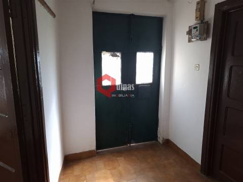 Edificio T3 com terreno e anexo para remodelar.