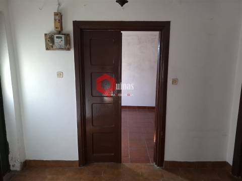 Edificio T3 com terreno e anexo para remodelar.