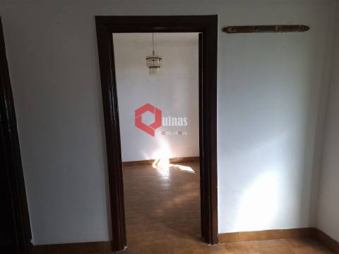 Edificio T3 com terreno e anexo para remodelar.