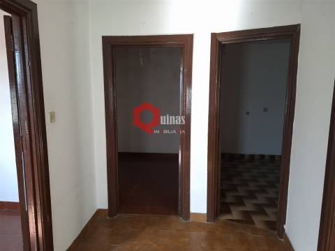 Edificio T3 com terreno e anexo para remodelar.