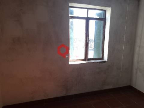 Edificio T3 com terreno e anexo para remodelar.