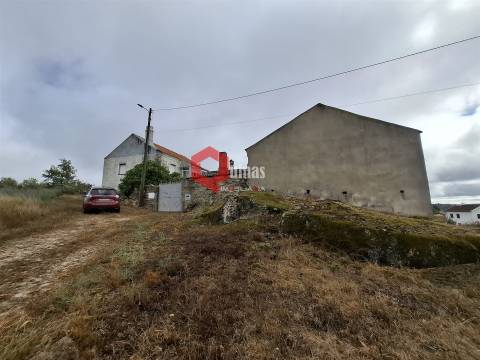 Moradia T2 para remodelar em Abitureira