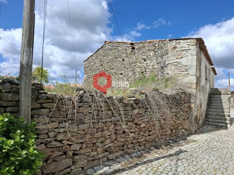 Moradia murada para reconstruir em Malpartida, Almeida