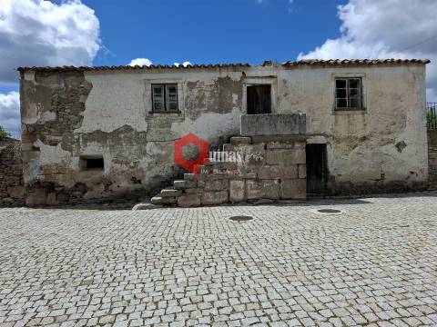 Moradia murada para reconstruir em Malpartida, Almeida