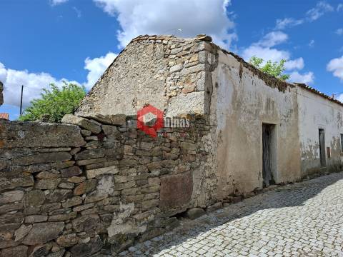 Moradia murada para reconstruir em Malpartida, Almeida