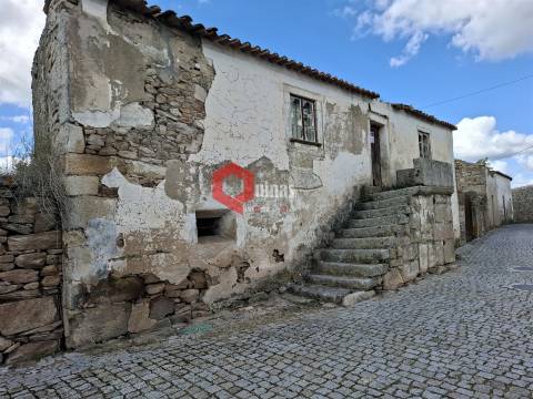 Moradia murada para reconstruir em Malpartida, Almeida