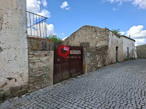 Moradia murada para reconstruir em Malpartida, Almeida