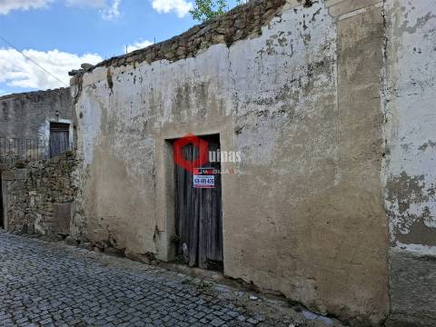 Moradia murada para reconstruir em Malpartida, Almeida