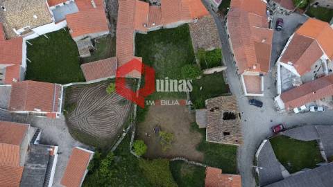 Moradia murada para reconstruir em Malpartida, Almeida