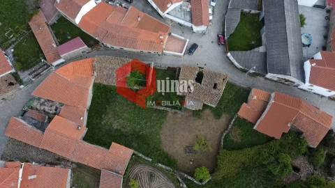 Moradia murada para reconstruir em Malpartida, Almeida