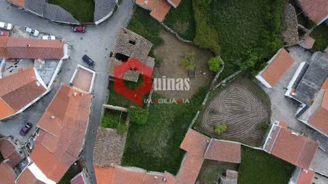 Moradia murada para reconstruir em Malpartida, Almeida