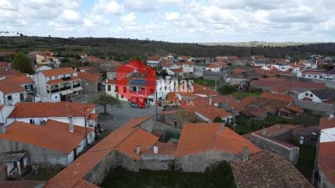 Moradia murada para reconstruir em Malpartida, Almeida