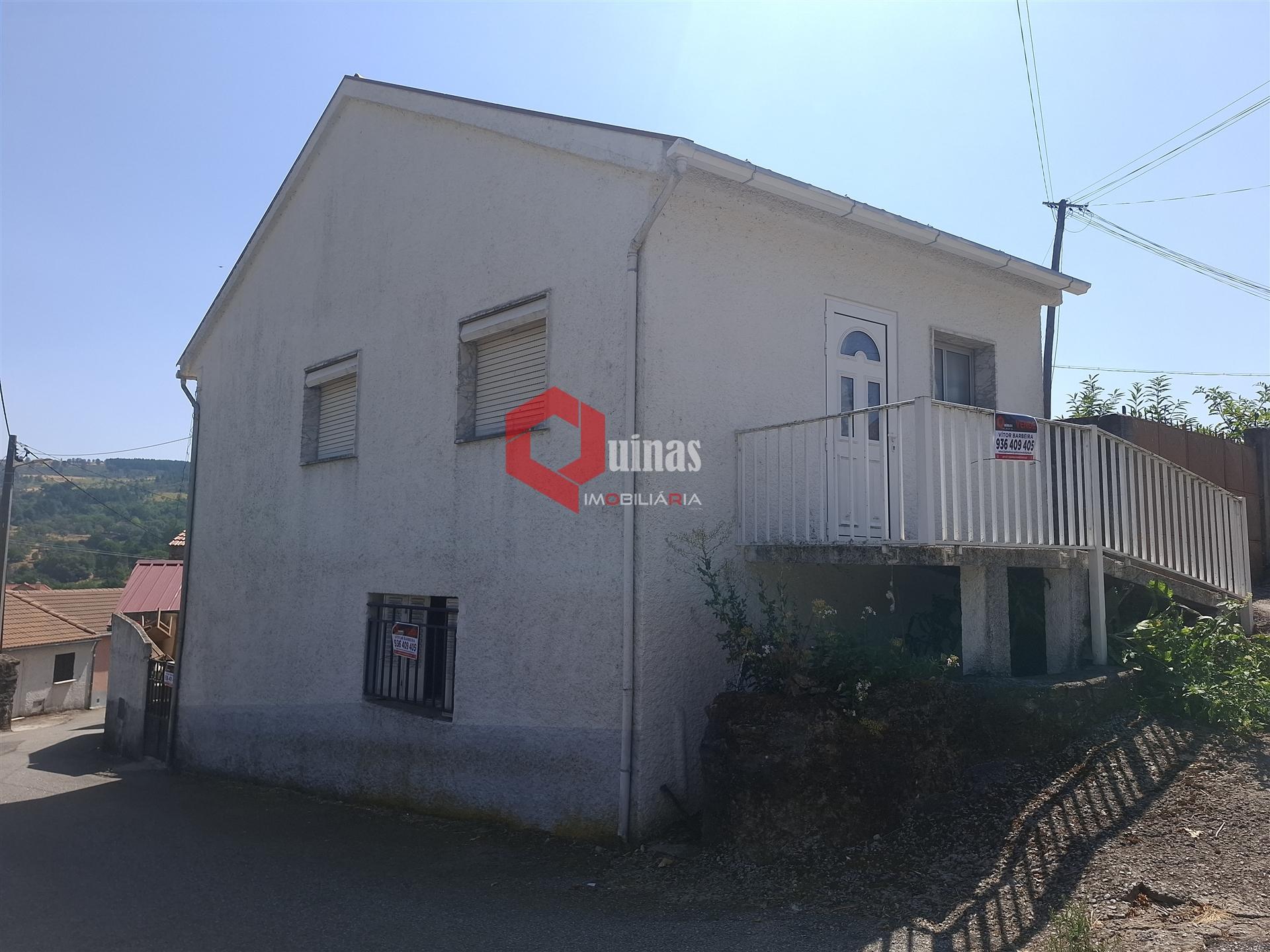 Casa de habitação com 2 pisos e anexo.