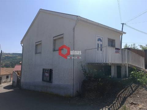 Casa de habitação com 2 pisos e anexo.