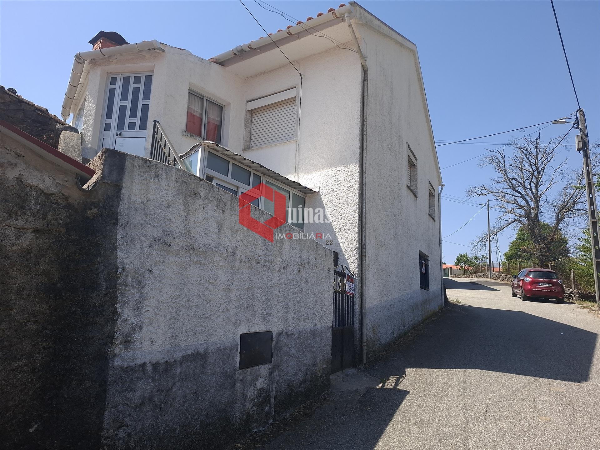 Casa de habitação com 2 pisos e anexo.