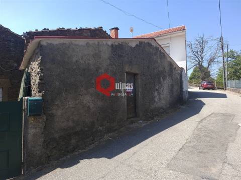 Casa de habitação com 2 pisos e anexo.