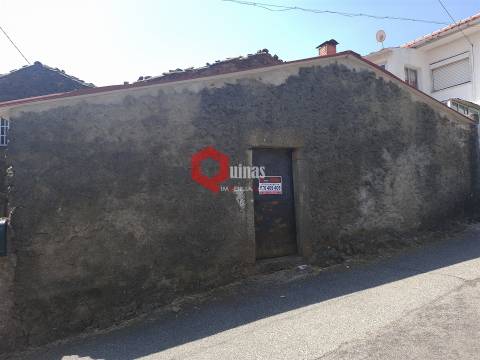 Casa de habitação com 2 pisos e anexo.