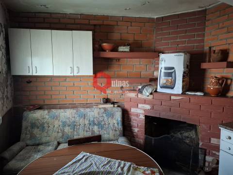 Casa de habitação com 2 pisos e anexo.