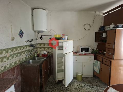 Casa de habitação com 2 pisos e anexo.