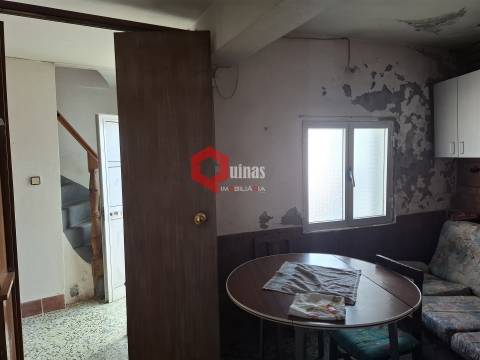 Casa de habitação com 2 pisos e anexo.