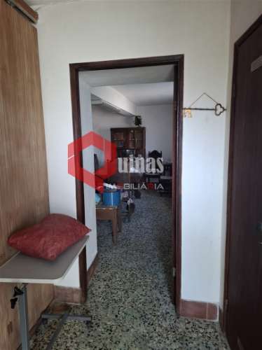 Casa de habitação com 2 pisos e anexo.