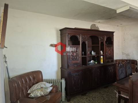 Casa de habitação com 2 pisos e anexo.