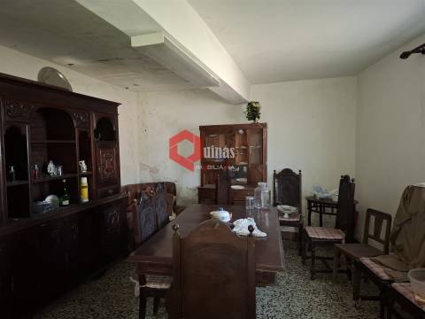 Casa de habitação com 2 pisos e anexo.