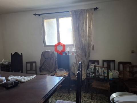 Casa de habitação com 2 pisos e anexo.