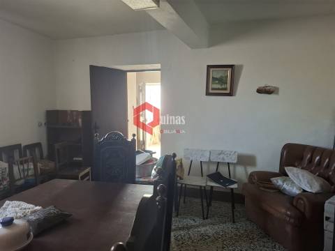 Casa de habitação com 2 pisos e anexo.