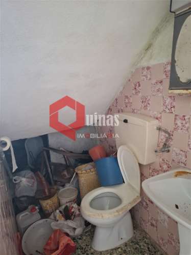 Casa de habitação com 2 pisos e anexo.