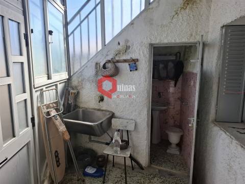 Casa de habitação com 2 pisos e anexo.