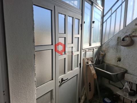 Casa de habitação com 2 pisos e anexo.