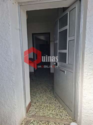 Casa de habitação com 2 pisos e anexo.