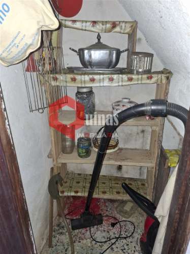 Casa de habitação com 2 pisos e anexo.