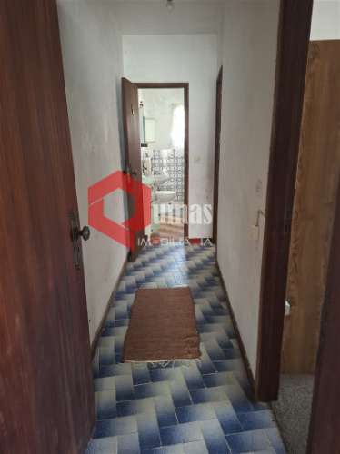 Casa de habitação com 2 pisos e anexo.