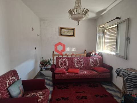 Casa de habitação com 2 pisos e anexo.