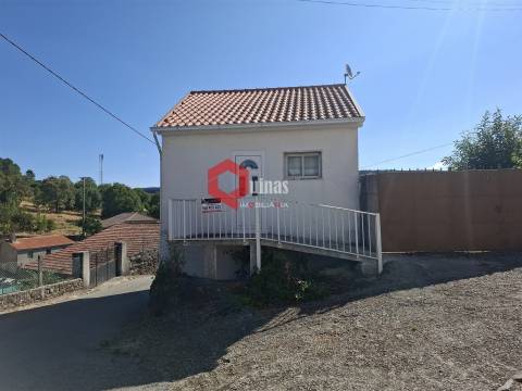 Casa de habitação com 2 pisos e anexo.