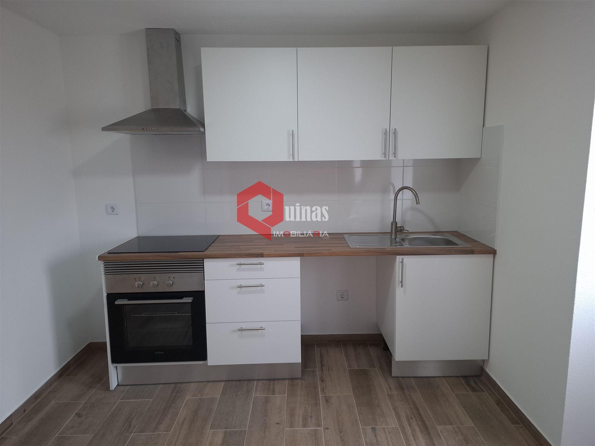 Rés-do-chão de Moradia, T1 mobilado e equipado.