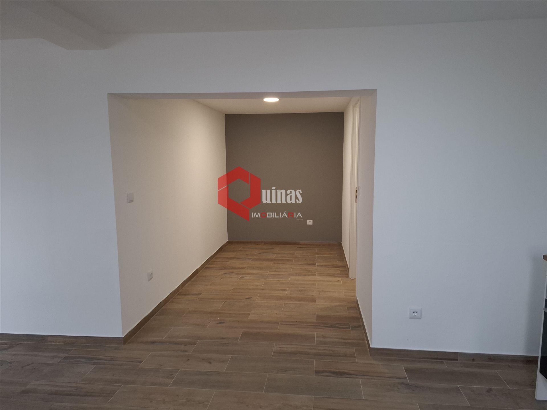 Rés-do-chão de Moradia, T1 mobilado e equipado.