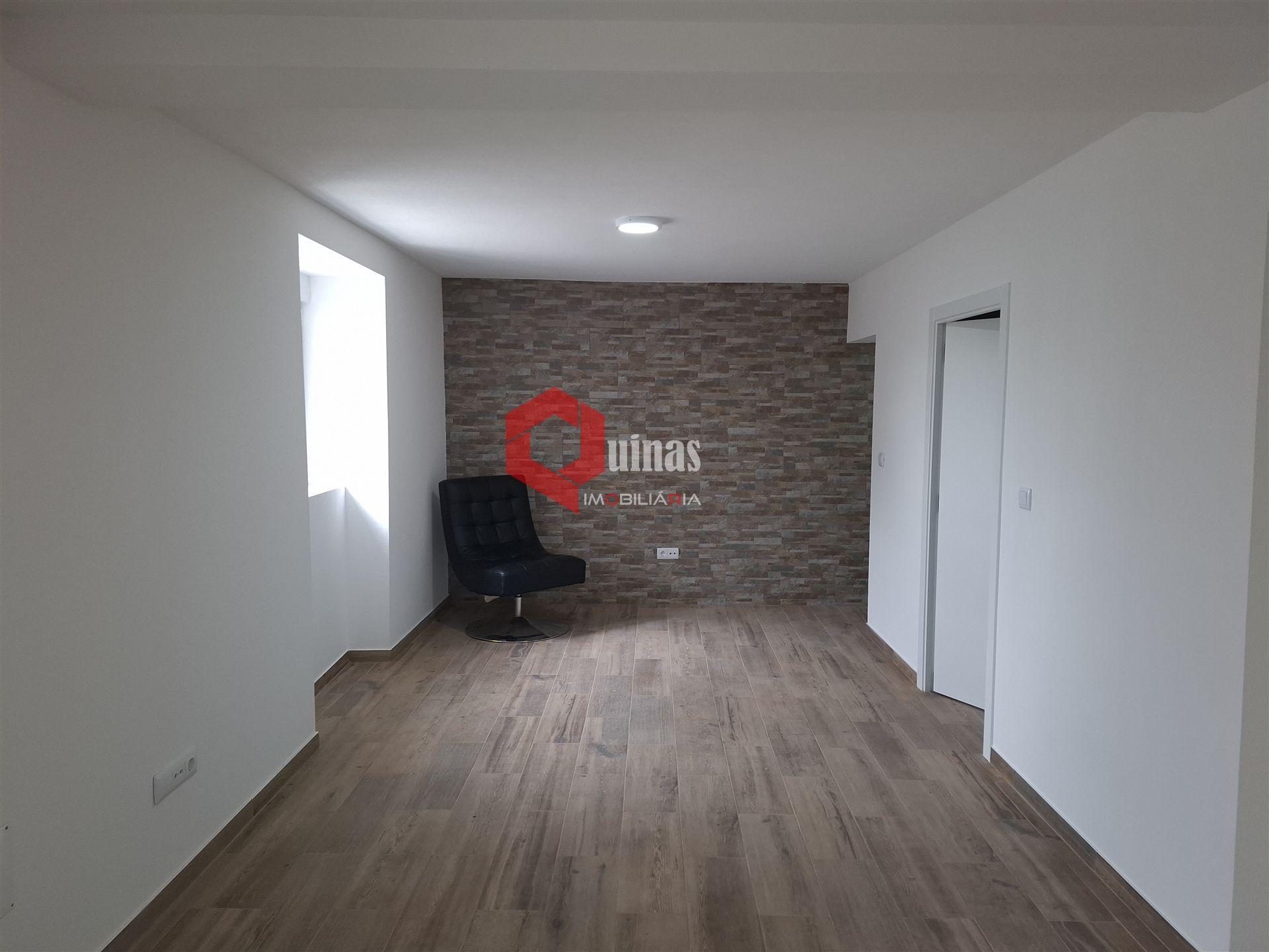 Rés-do-chão de Moradia, T1 mobilado e equipado.