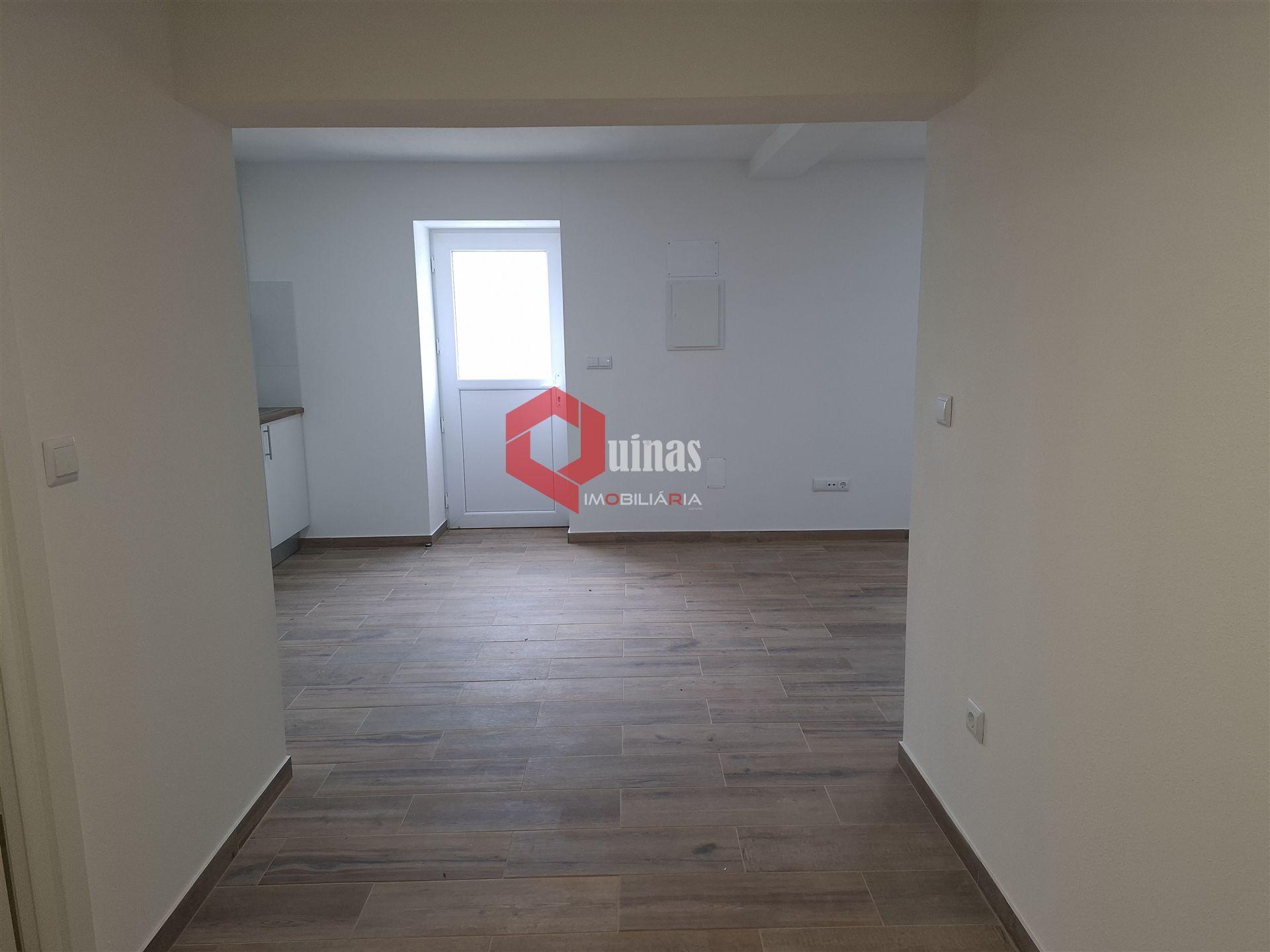 Rés-do-chão de Moradia, T1 mobilado e equipado.