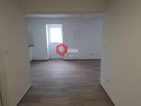 Rés-do-chão de Moradia, T1 mobilado e equipado.