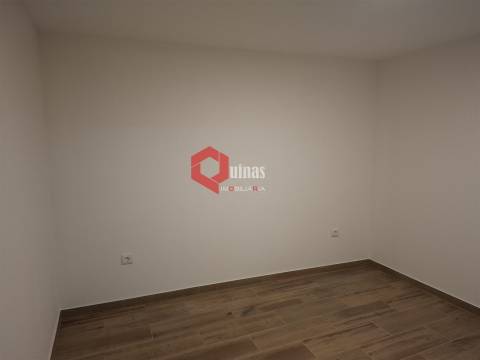 Rés-do-chão de Moradia, T1 mobilado e equipado.