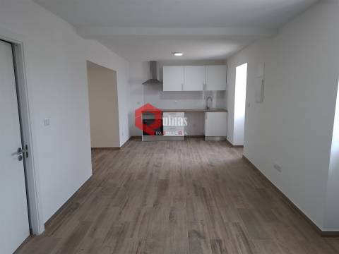 Rés-do-chão de Moradia, T1 mobilado e equipado.