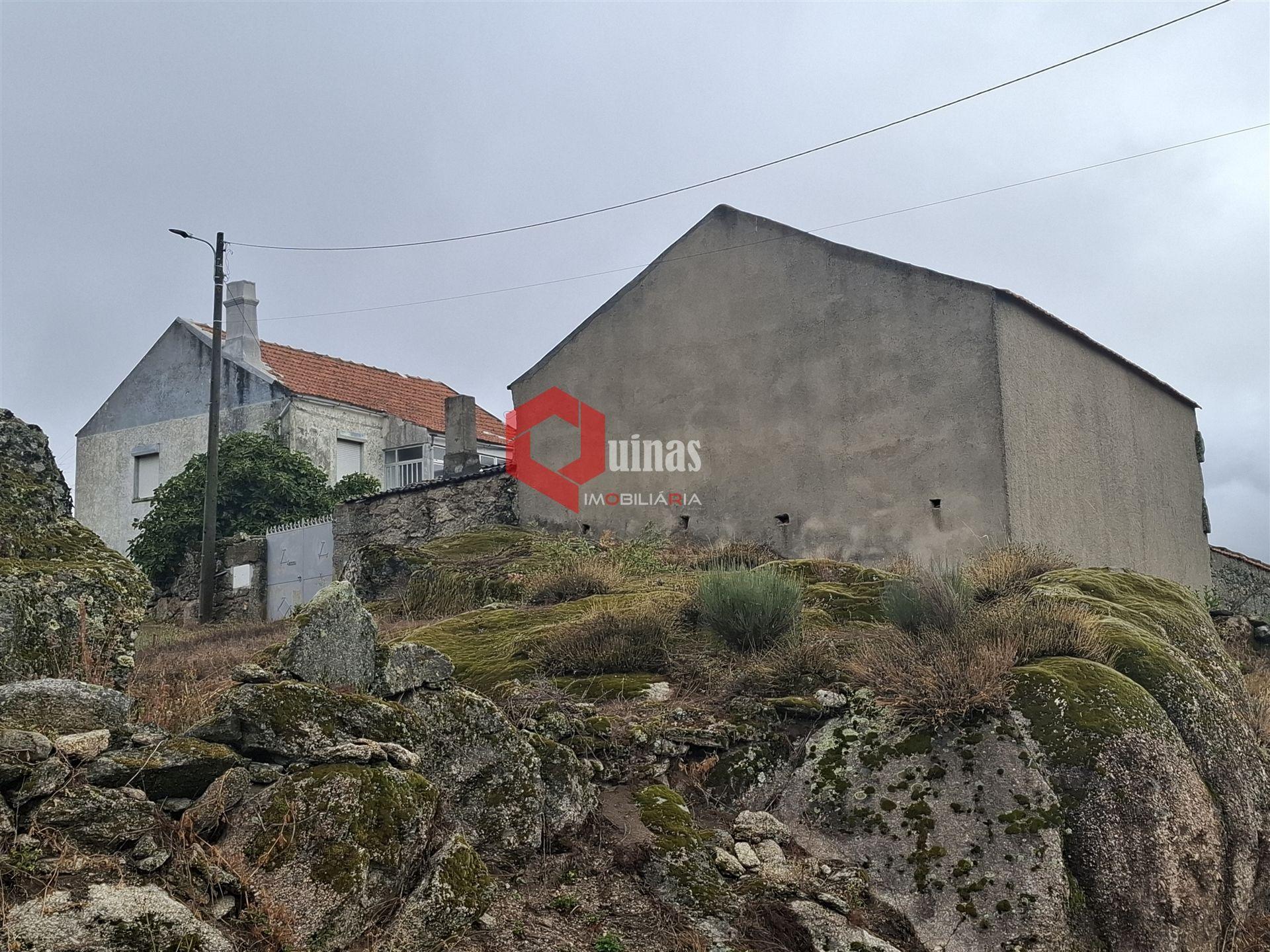 Moradia T3 em pedra para remodelar