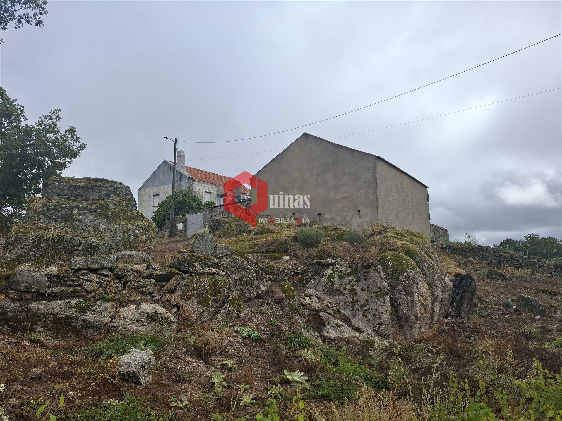 Moradia T3 em pedra para remodelar