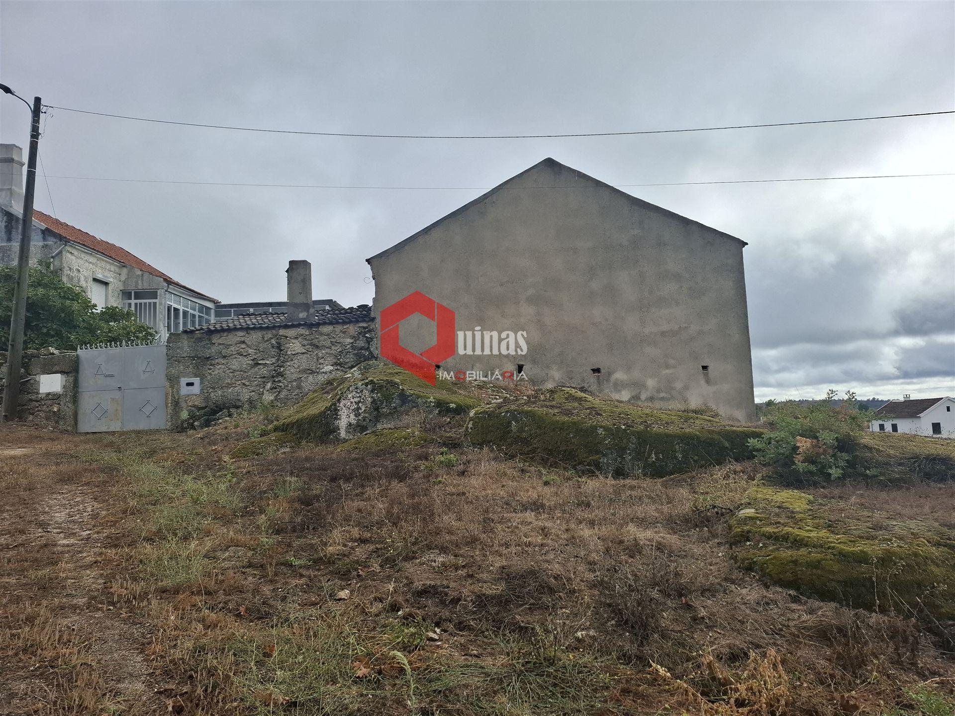 Moradia T3 em pedra para remodelar